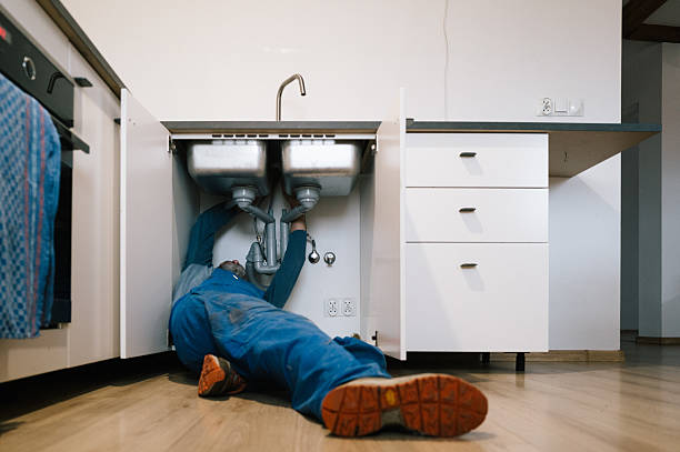 Professional Emergency Plumber technician working in Washington, NJ